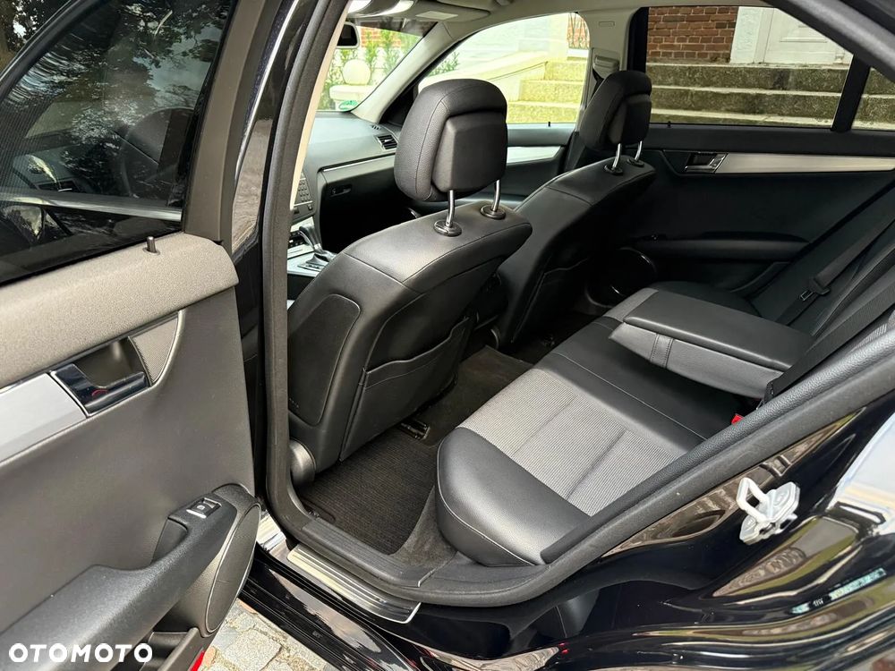 Mercedes-Benz Klasa C 180 T CGI Automatik BlueEFFICIENCY Avantgarde - 21