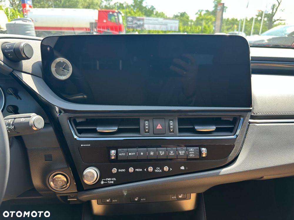 Lexus ES 300h Business Edition - 16