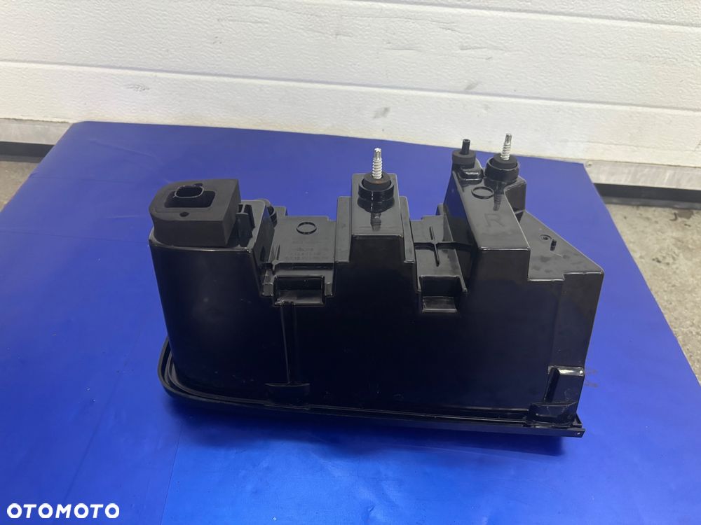 DODGE CHALLENGER 2017 LAMPA PRAWY TYL TYLNA - 5