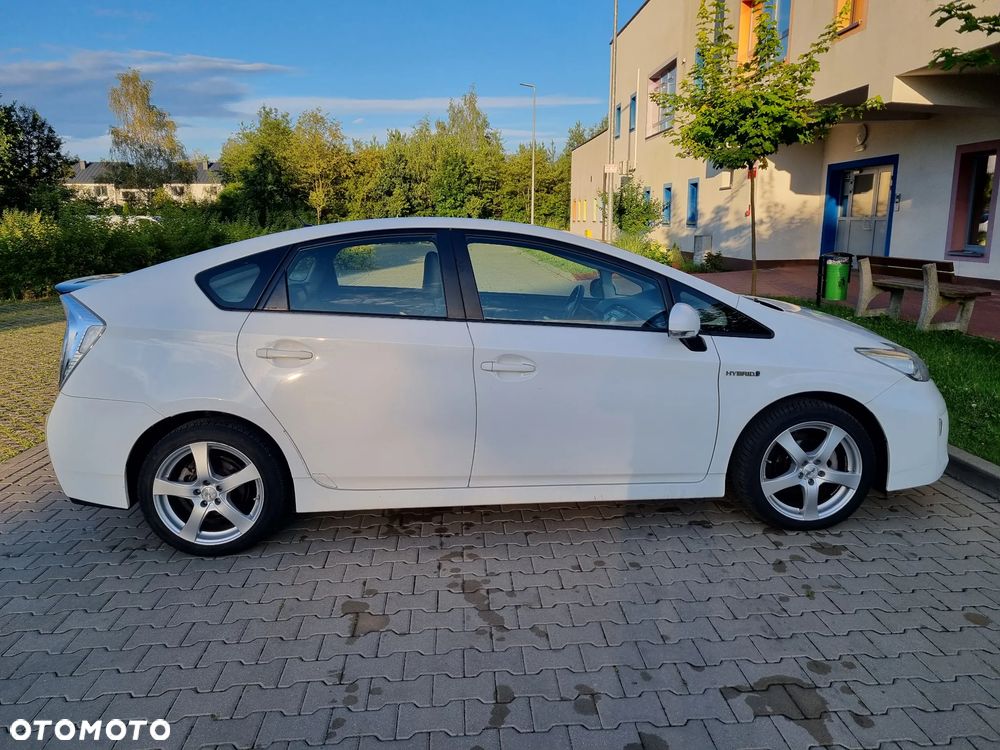 Toyota Prius (Hybrid) Life - 10