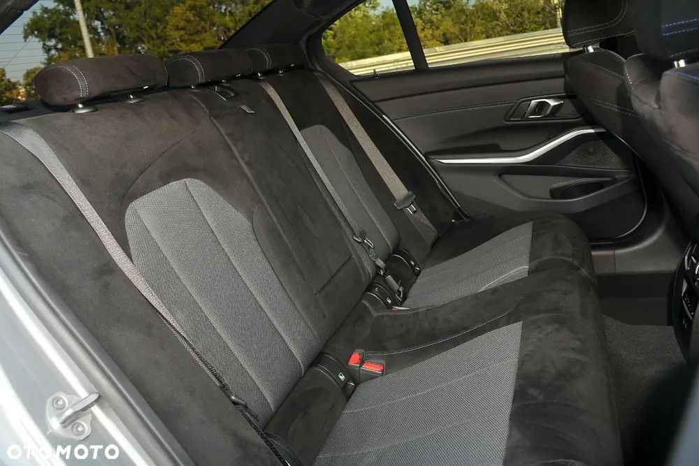 BMW Seria 3 318i M Sport - 24