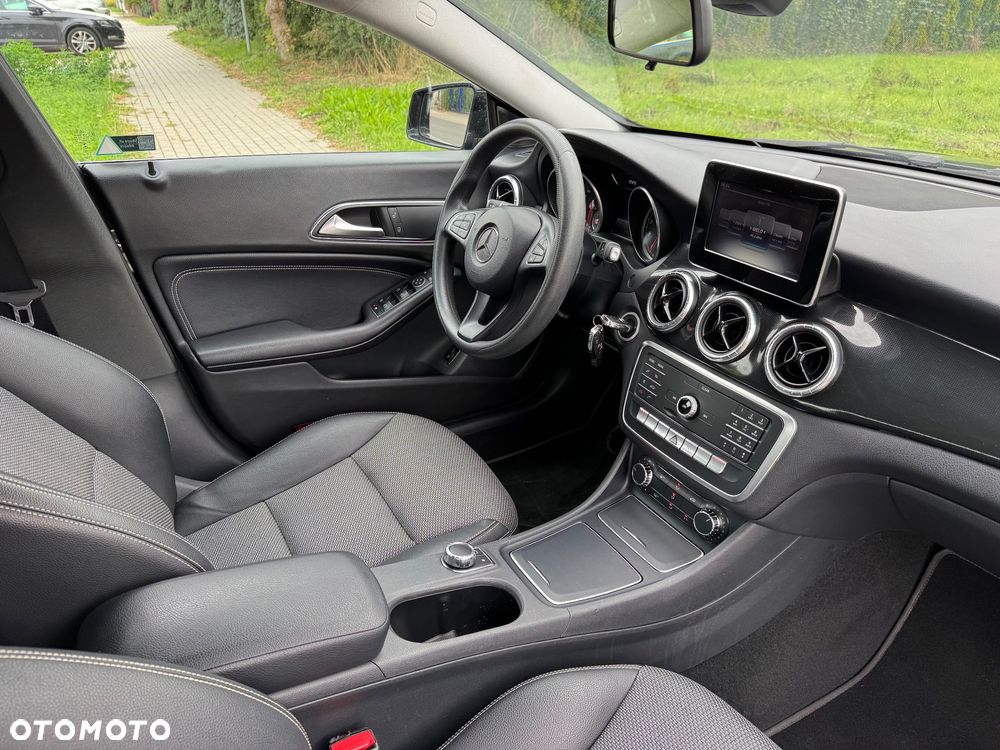 Mercedes-Benz CLA 180 7G-DCT - 14