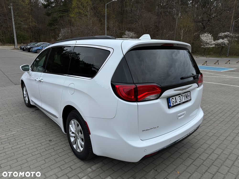 Chrysler Pacifica - 11