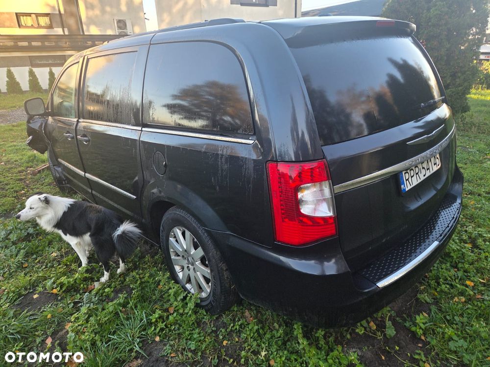 Chrysler Town & Country - 4