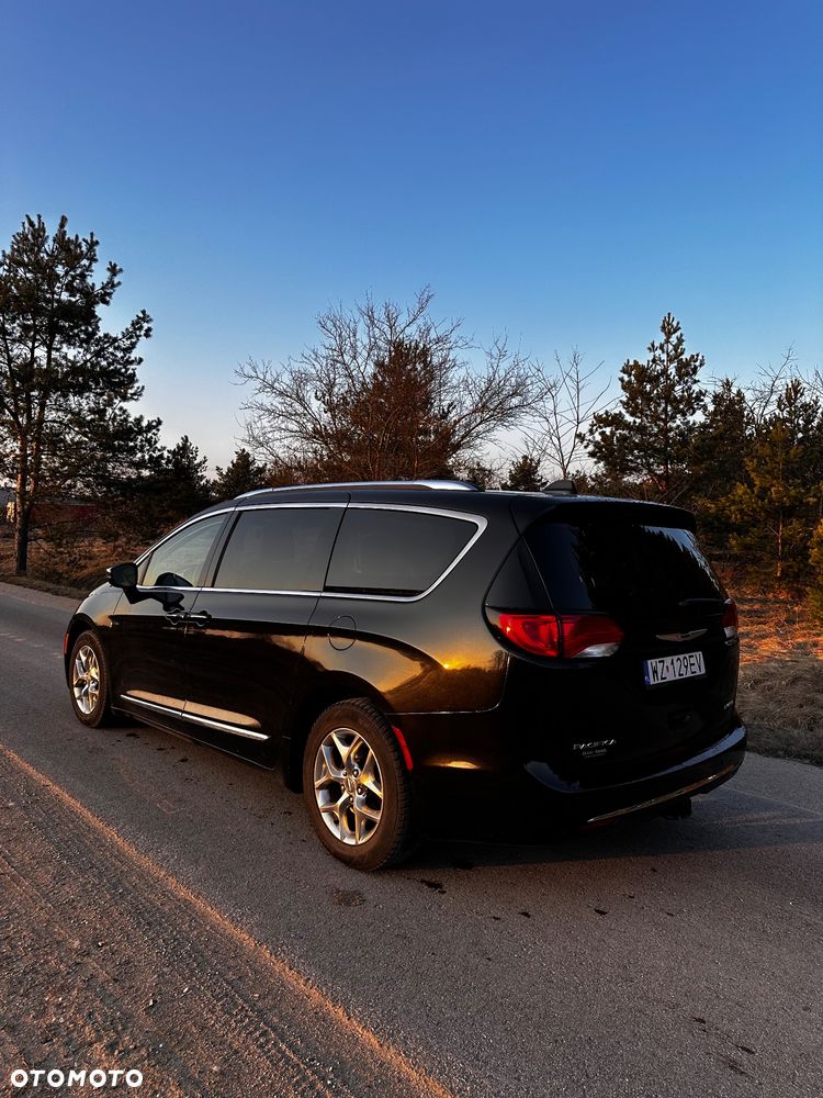 Chrysler Pacifica - 4
