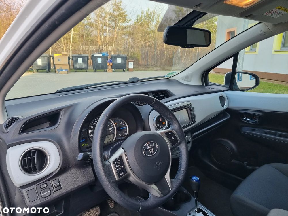 Toyota Yaris Hybrid 100 Life - 17