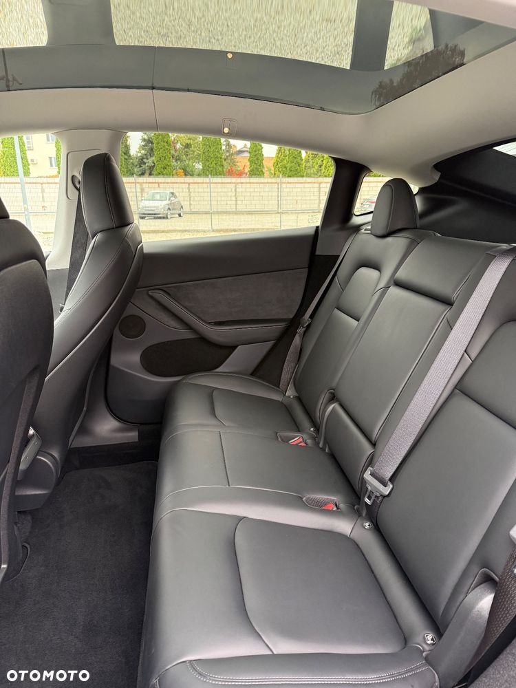 Tesla Y Long Range AWD - 23
