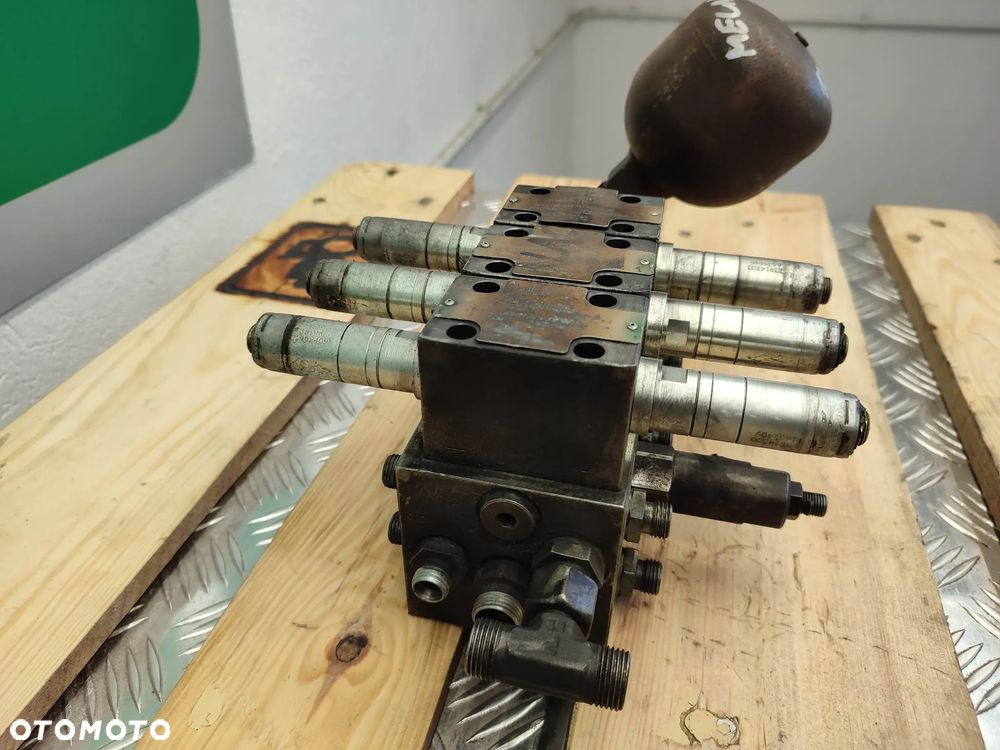 Blok hydrauliczny Mecalac 12 MTX (31923400) - 4
