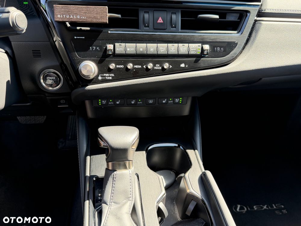 Lexus ES 300h Prestige - 32