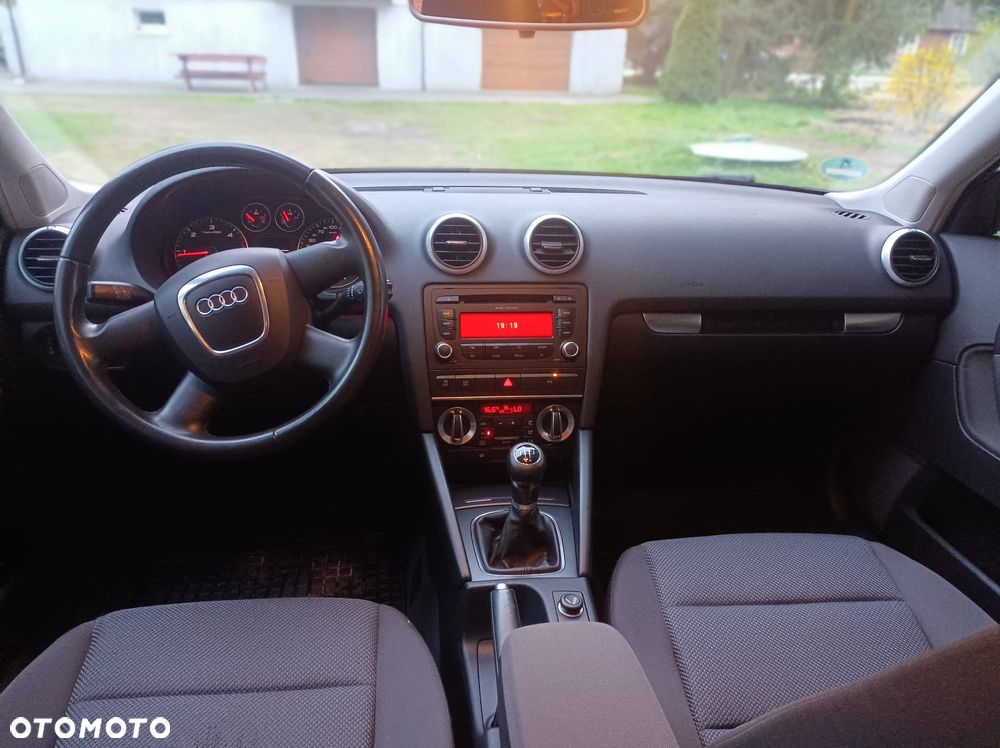 Audi A3 Sportback 1.6 TDI DPF Ambiente - 23