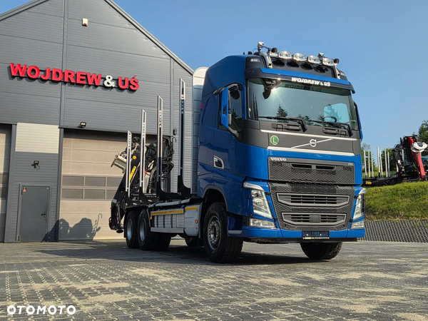 Volvo do drewna drzewa lasu kłoda stos