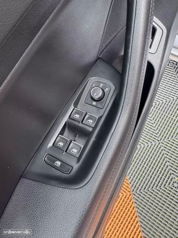 VW Passat Variant 2.0 TDI R-Line DSG - 16