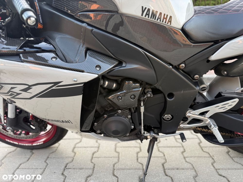 Yamaha R1 - 25