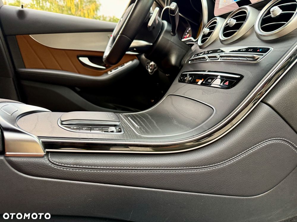 Mercedes-Benz GLC 200 4Matic 9G-TRONIC AMG Line Plus - 23