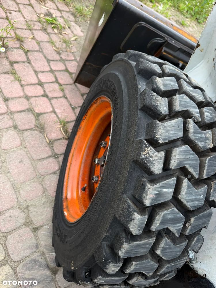 Bobcat S530. Ładowarka 4x4 wózek terenowy. Łyżka. Pełne sterowanie z dżojstika jazda i praca. Aktualne serwisy DEKRA 2026r. Silnik Kubota 4cyl 55km. Maszyna Jak Nowa z Salonu! Pochodzi z Norweskiego Gospodarstwa! 2020 rok 1724 mtg! Zero luzów i wycieków. Bardzo mocna i wydajna maszyna o małych gabarytach! Idealna do stajni oraz Budownictwa. OKAZJA TANIO 3 wyjścia Hydrauliczne pod urządzenia!! Wszystkie opony jak nowe .Kabina ogrzewana pełne szkło + drzwi. Po serwisach. Potężna moc. OKAZJA - 17