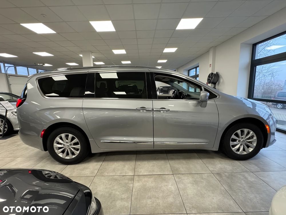 Chrysler Pacifica - 4