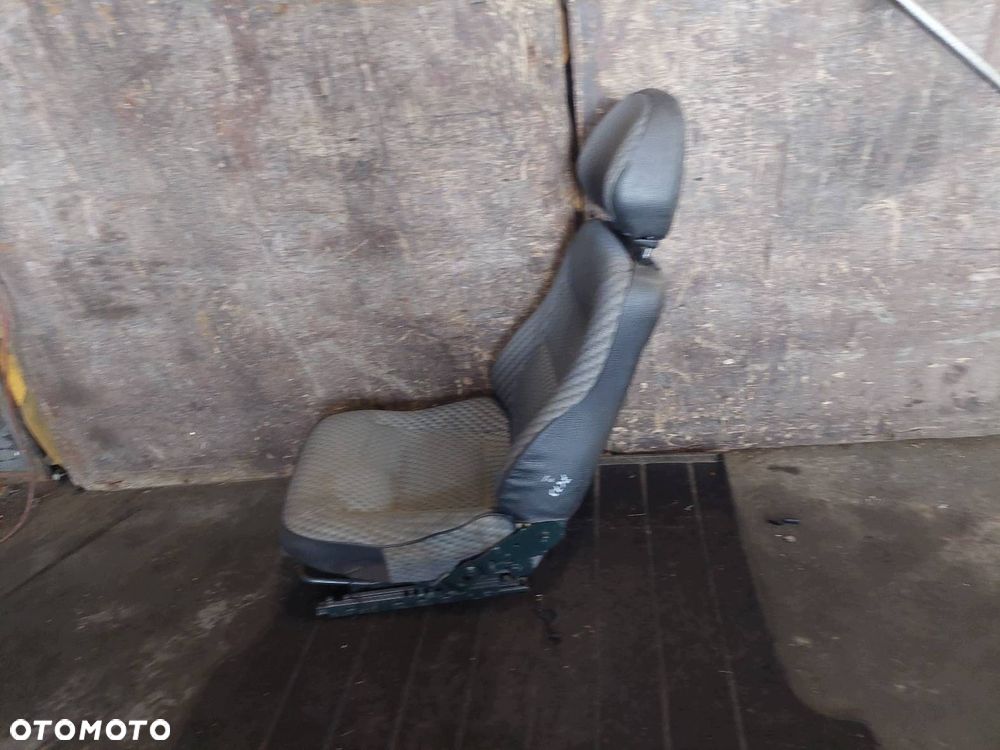 FOTEL PRAWY PRZÓD PASAŻERA ŁADA NIVA 2121 3D ID: 239914 - 4