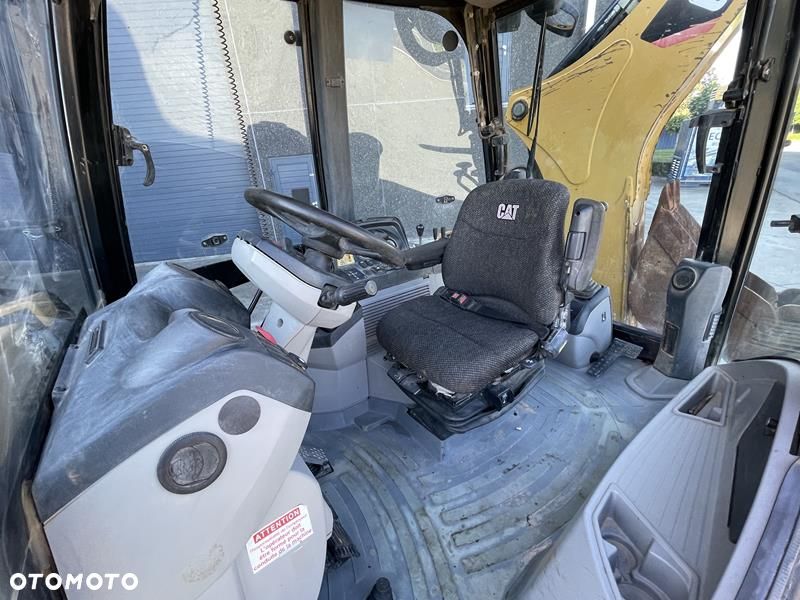 Caterpillar 428 F , rok 2012 Posiada w zestawie 4 łyżki, widły. - 9