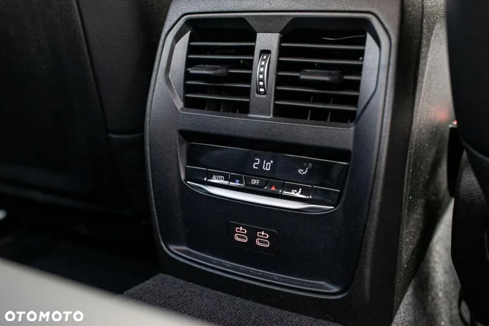 BMW Seria 3 330i xDrive M Sport - 24