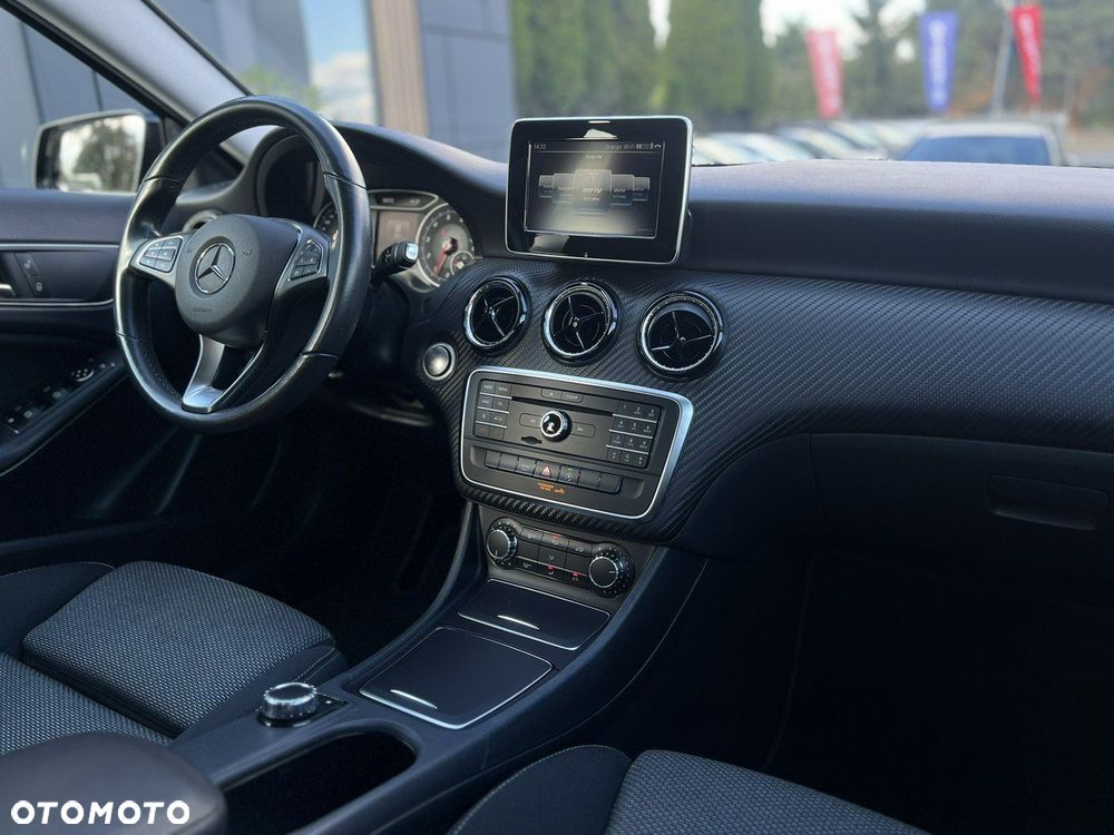 Mercedes-Benz GLA 180 7G-DCT - 34