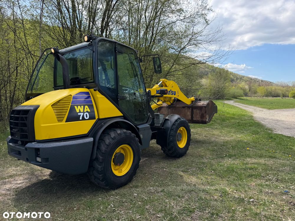 Komatsu WA70-7 Ładowarka Kołowa łamana 2016 rok.  Jak Nowa!  Oryginał łyżka. Mocny silnik 4cylindry. Zero luzów i wycieków. Aktualne Badania DEKRA BMWT. Wielka Okazja. Maszyna jak nowa z Salonu. 4200mtg. Pochodzi z Norweskiego urzędu gminy. Dodatkowe linie Hydrauliczne. Szybka wolna Jazda Rewers Hydrostatic.  Wersja Norwesk Mocne doświetlenie dodatkowe grzanie. kabina Ogrzewana wentylowana! Zmiana Osprzętu Hydrauliczna! - 24