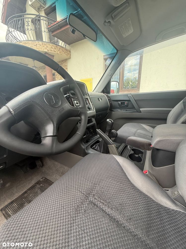 Mitsubishi Pajero - 12