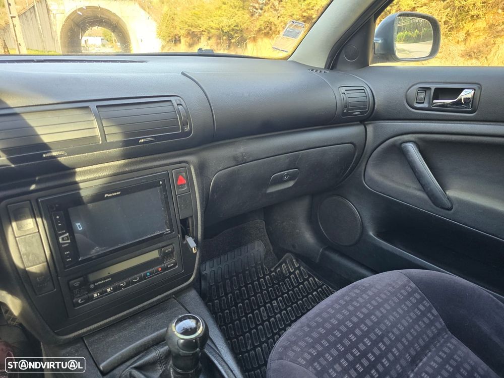 VW Passat 1.9 TDi Highline - 19