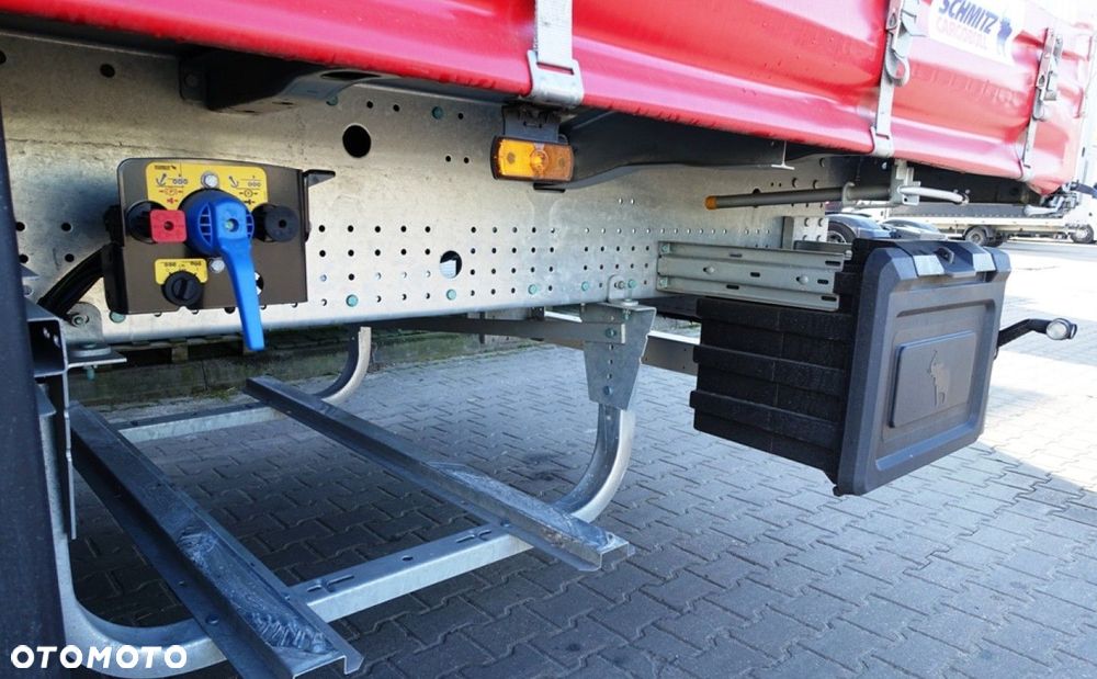 Schmitz Cargobull SCS, Kurtyna - 8