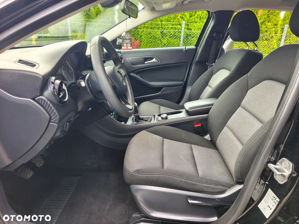 Mercedes-Benz GLA 180 Urban - 16