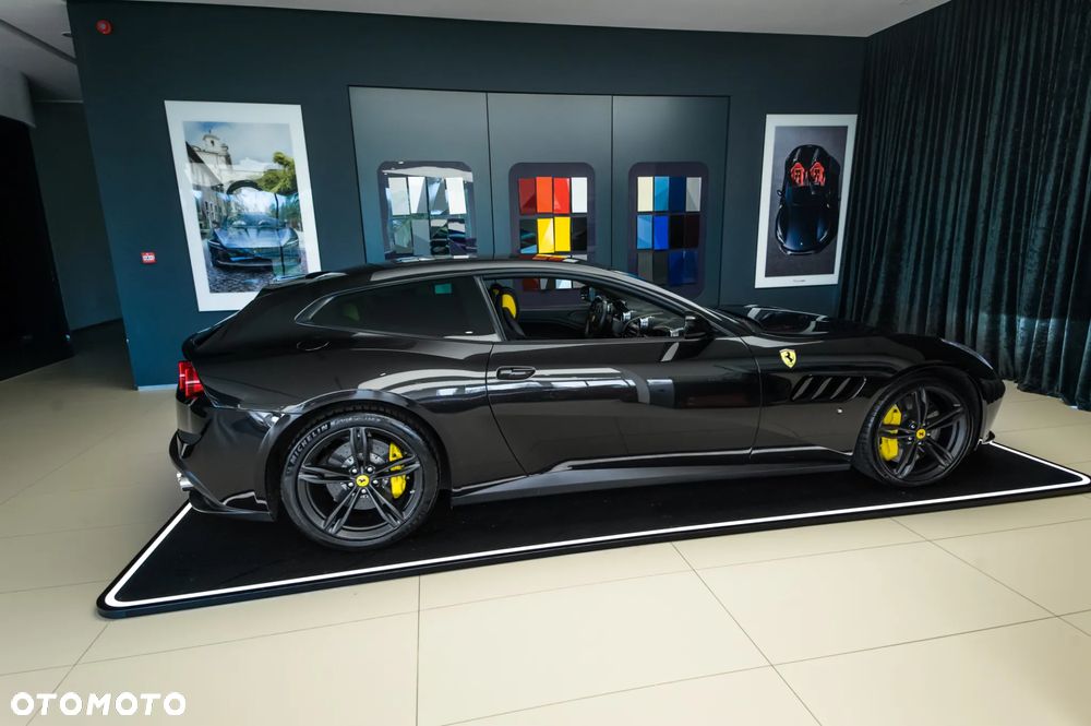 Ferrari GTC4Lusso - 11