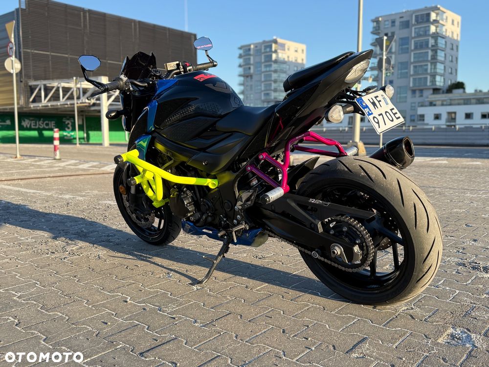 Suzuki GSX - 6