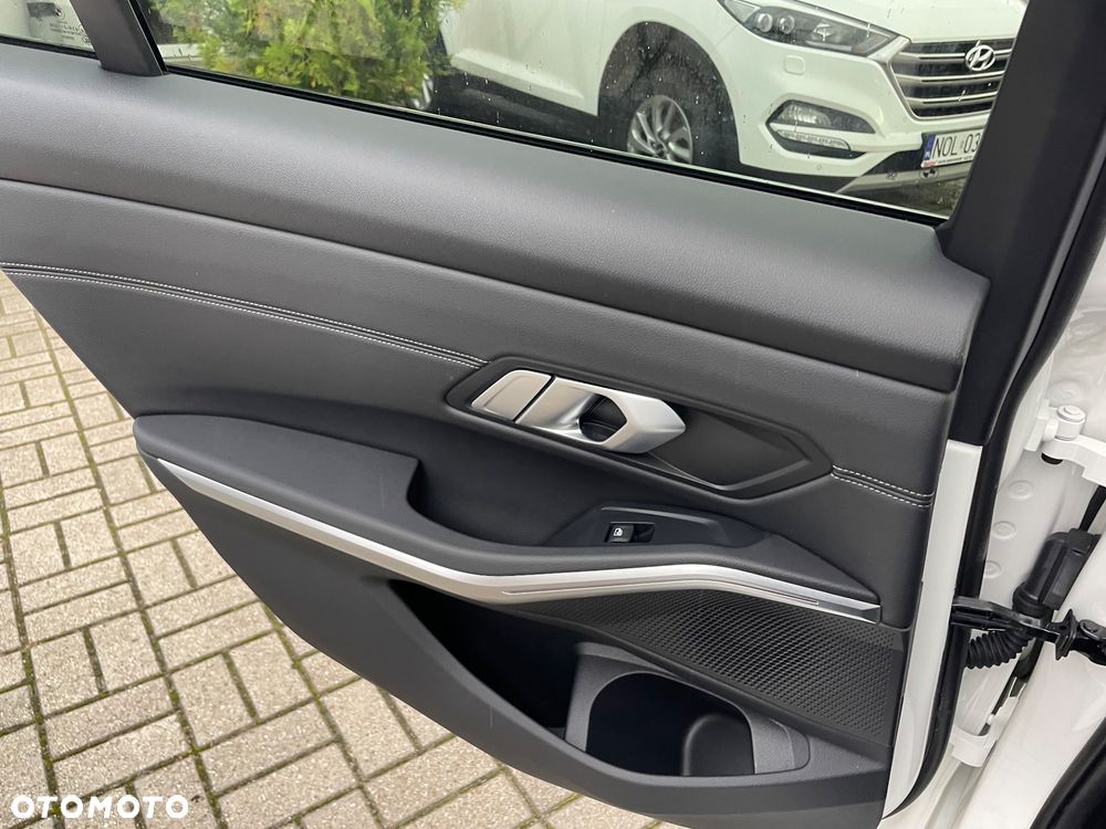 BMW Seria 3 320d M Sport sport - 24