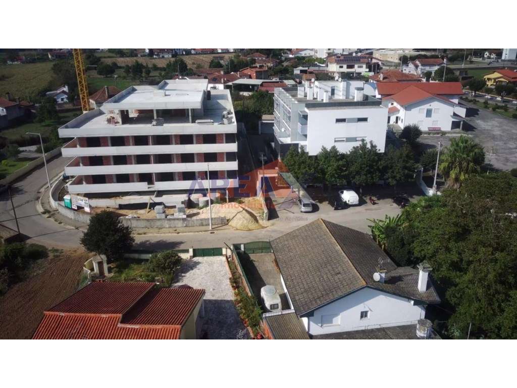 FRAÇÃO D - T3 rés do chão - varanda com 37,85m2 - lugar de garagem ... - Grande imagem: 2/21