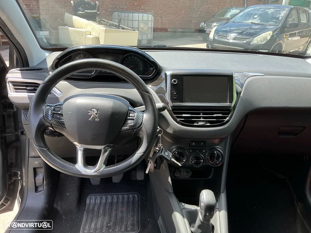 Peugeot 208 - 10
