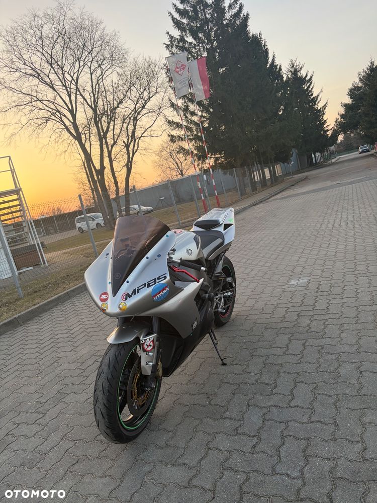 Yamaha R1 - 8