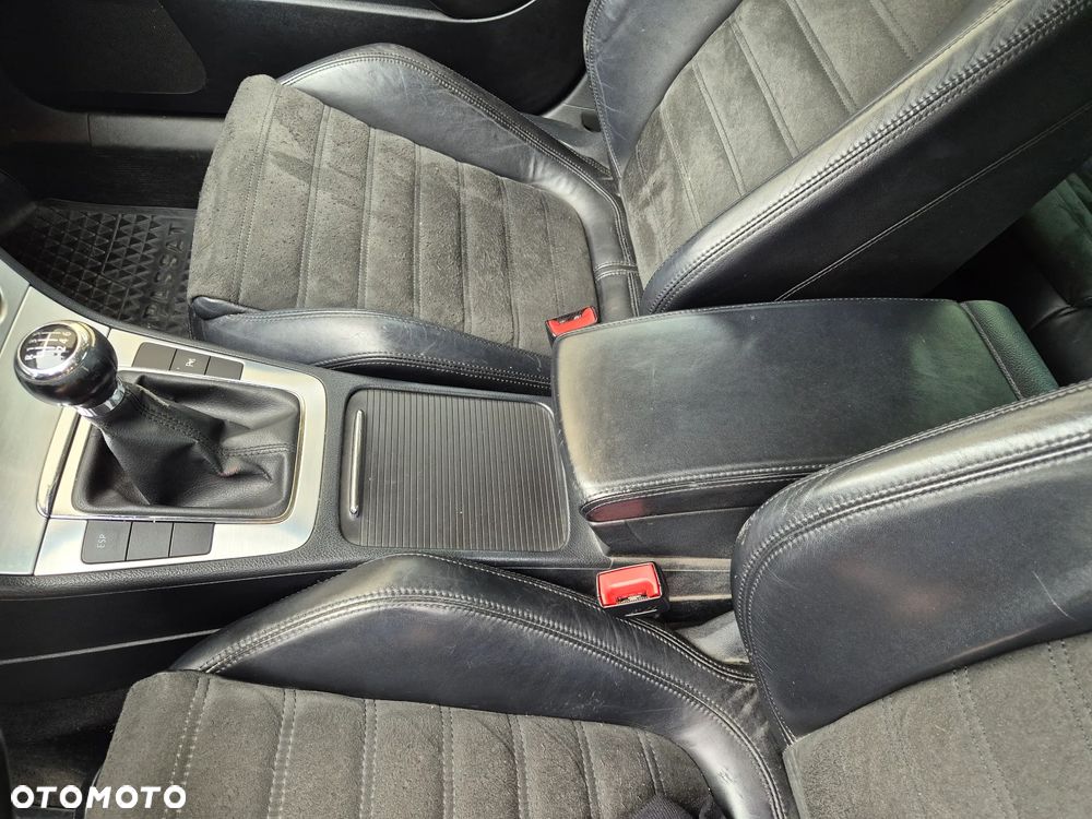 Volkswagen Passat 2.0 TDI DPF Highline - 38