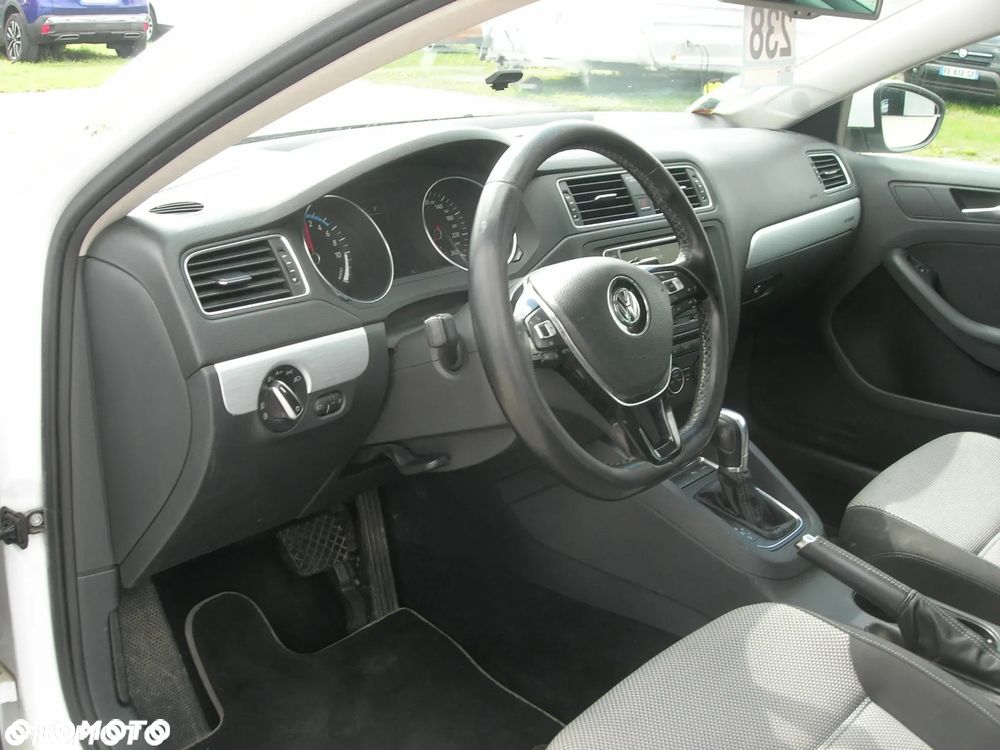 Volkswagen Jetta - 12