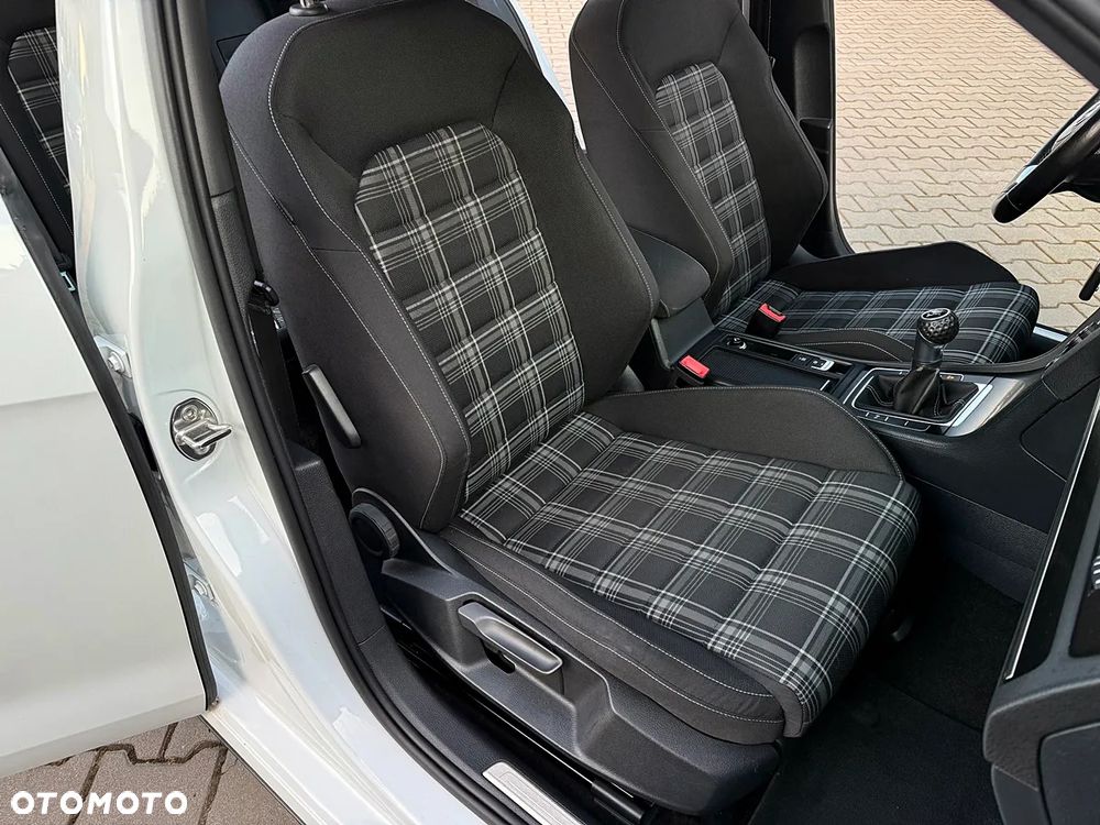 Volkswagen Golf 2.0 TDI BMT GTD - 33