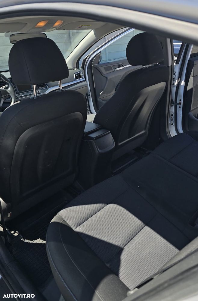 Hyundai Elantra 1.6 CRDI Comfort - 14