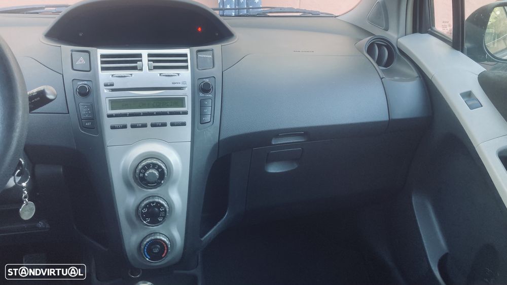 Toyota Yaris 1.0 VVT-i - 8