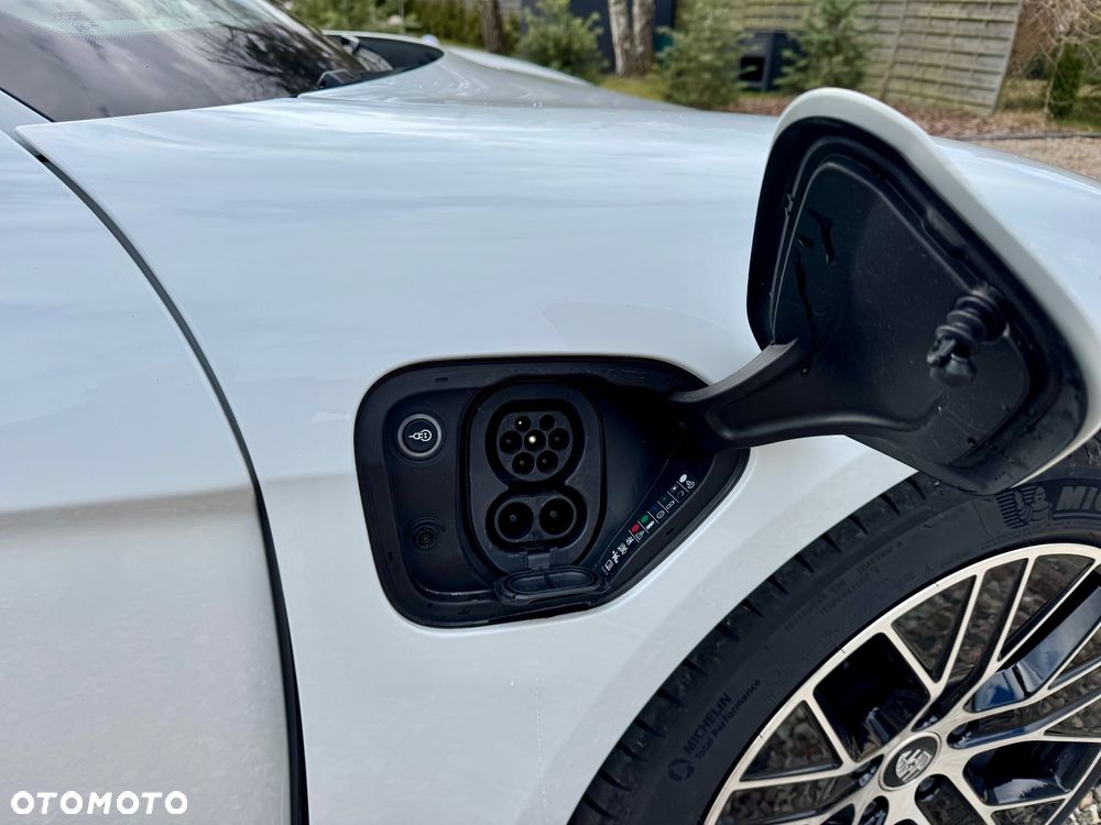 Porsche Taycan 4 - 15
