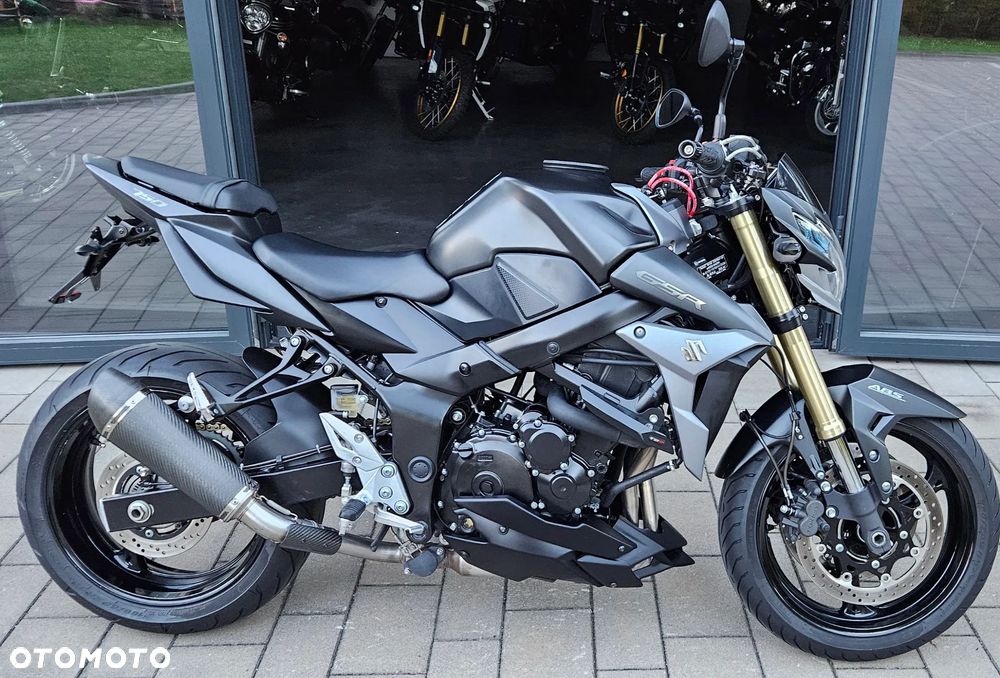 Suzuki GSR - 28