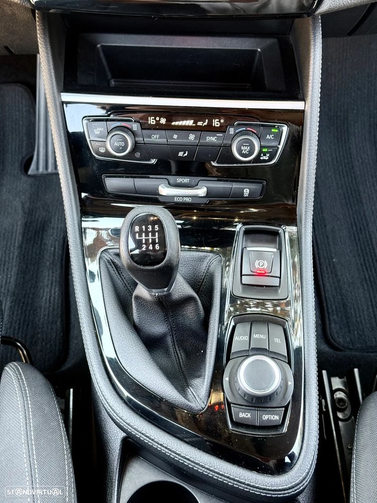 BMW 218 Active Tourer d Line Sport - 32