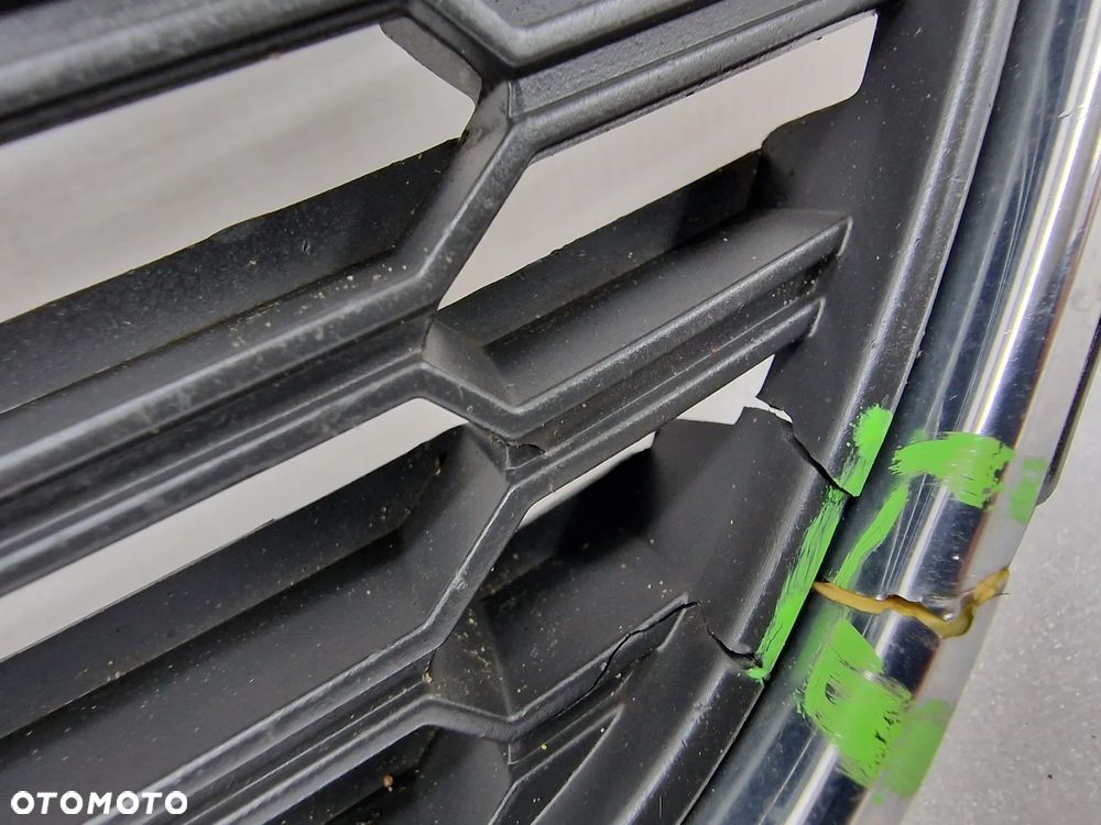 VW POLO 6R0 08- KRATKA ŚRODKOWA ZDERZAKA PRZEDNIEGO Z CHROMEM , NR 6R0853677B , NR AUKCJI K167 - 17