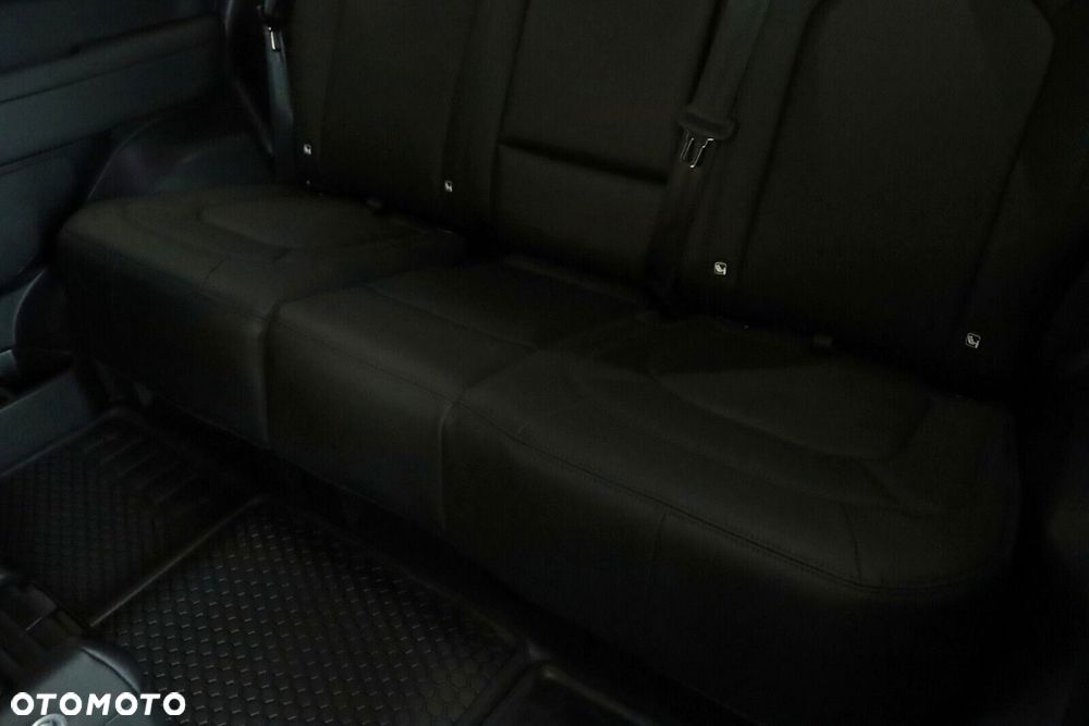 Land Rover Defender 2024