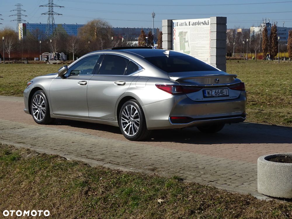 Lexus ES 300h Business Edition + - 28