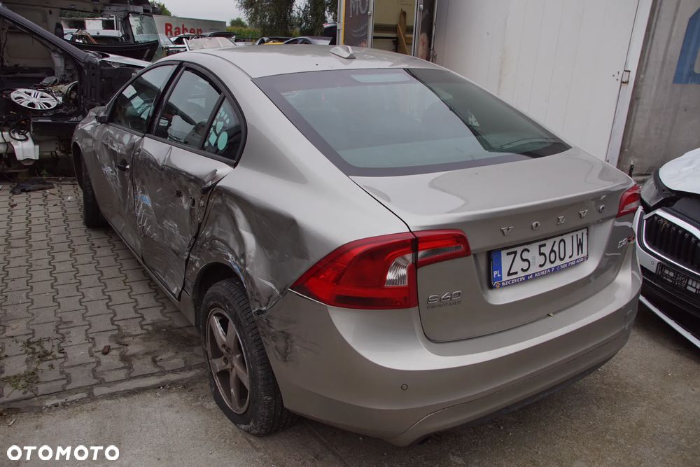 Auto na części - Volvo S60 II Lift 1.6 D 114 KM D4162T 36051127 484 2015R Silnik Skrzynia Drzwi Maska Błotnik Klapa Lampa Lusterko Klamka Szyba Deska Kokpit Sterownik Moduł Czujnik Licznik Wyświetlacz Panel Kierownica - 4