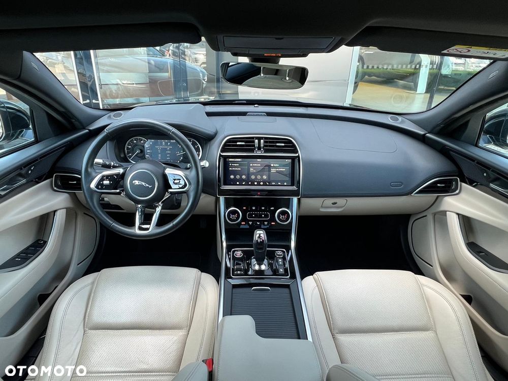 Jaguar XE - 12