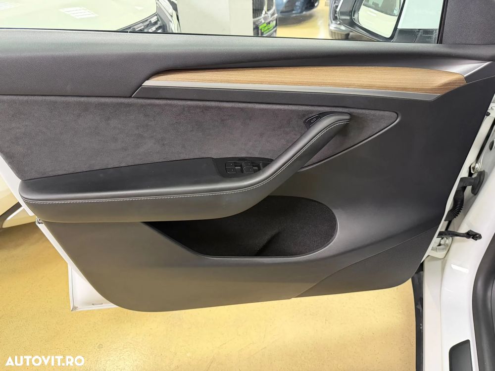 Tesla Model Y - 15