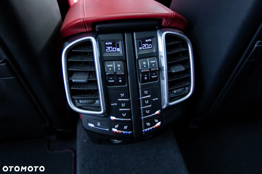 Porsche Cayenne Turbo S - 24